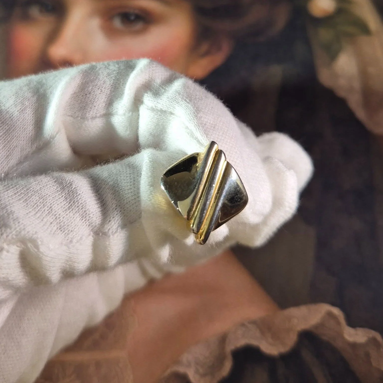 ✨&ldquo;Gilded Fold&rdquo;

Bold yet minimal, this vintage stud plays with shape and light &mdash; its folded form reflecting warm gold tones from every angle. With subtle curves and a slight asymmetry, it feels like a small sculpture in motion.

Whe
