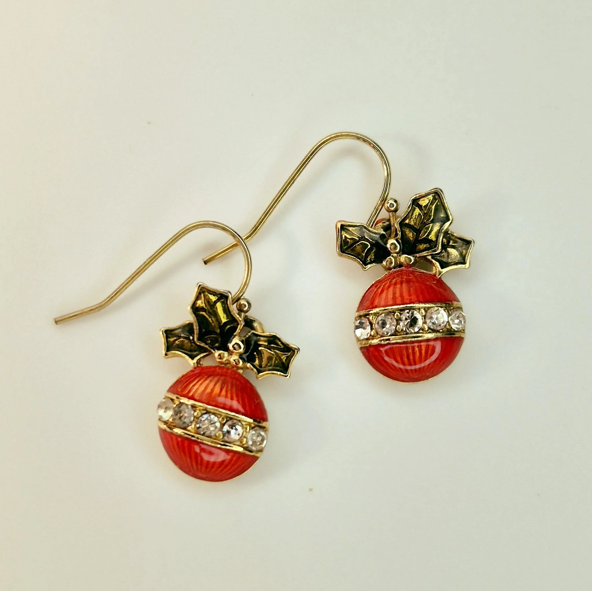SOLD 💫 Holiday Sparkle - a Matched Earring Find.🎄

Add a touch of vintage holiday cheer to your outfit with these charming Christmas ornament earrings!

Featuring classic red enamel baubles accented with sparkling rhinestones and golden holly leave