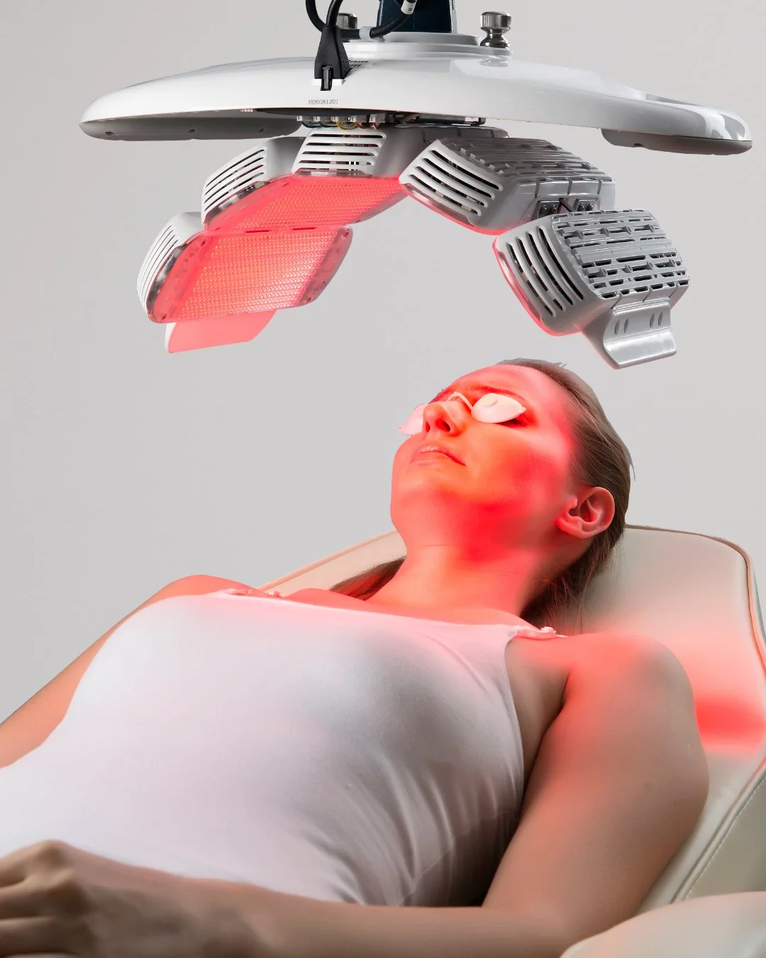 Now at The Cosmetic Clinic, we invite you to experience the restorative power of Healite II LED. This premium, light-based therapy works gently beneath the surface to nurture your skin and support its natural healing process.⁠
⁠
Relaxing and effectiv