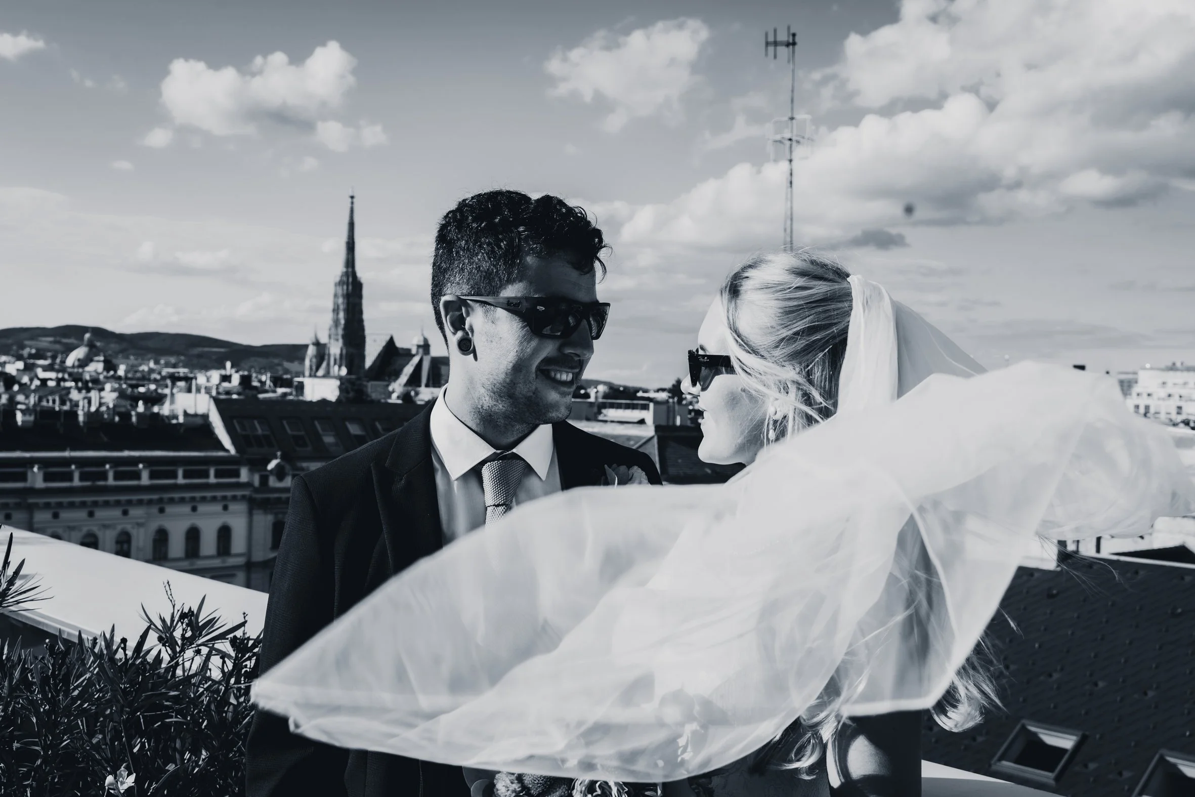 Hochzeitspaar mit Blick über Wien – emotionale Hochzeitsfotografie in Wien