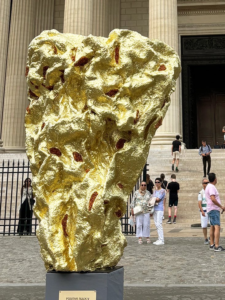 Large sculpture made of bronze, baltic amber and solid gold, located Place de la Madeleine in Paris