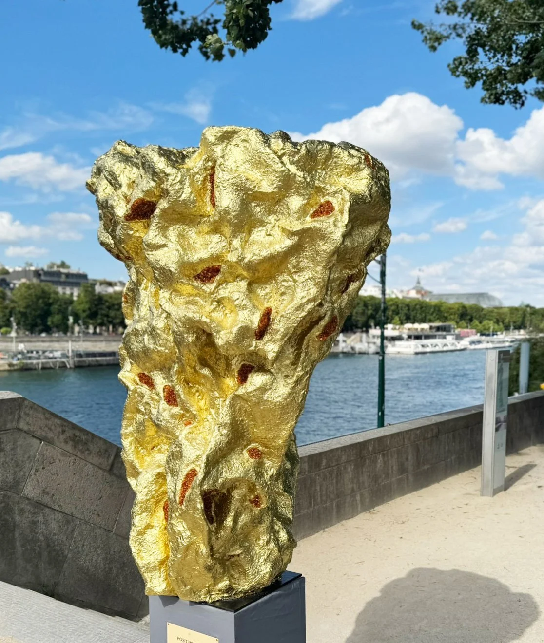 Large sculpture made of textured gold, bronze, baltic amber and solid gold, located Pont de l'Alma, quai d'Orsay in Paris