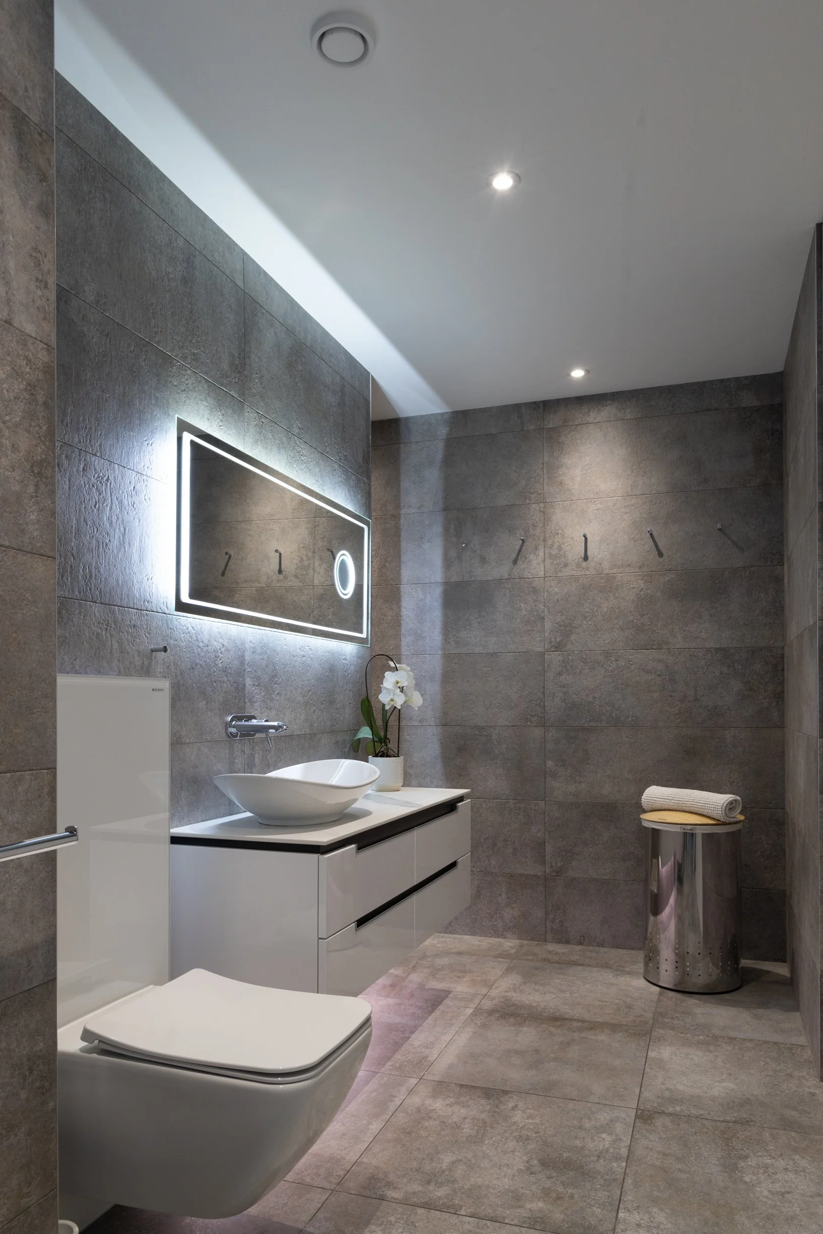 Penthouse apartment kitchen and bathrooms. Large kitchen island. Integrated island hob. Double oven. Concealed downdraft extractor fan.