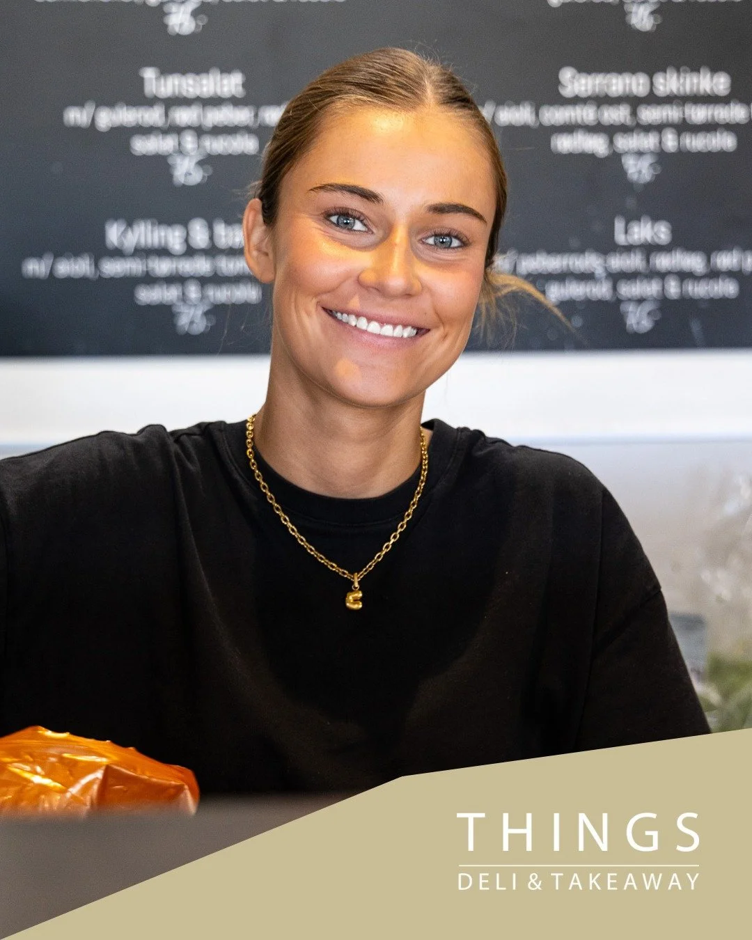 ✨ 𝐌Ø𝐃 𝐂𝐄𝐂𝐈𝐋𝐈𝐄 ✨
Cecilie er 20 år og en af de nyeste kræfter i vores team 💪 Hun har allerede erfaring fra branchen og er kommet til os for at styrke sin viden og ekspertise indenfor mad.
Efter at have fået huen p&a