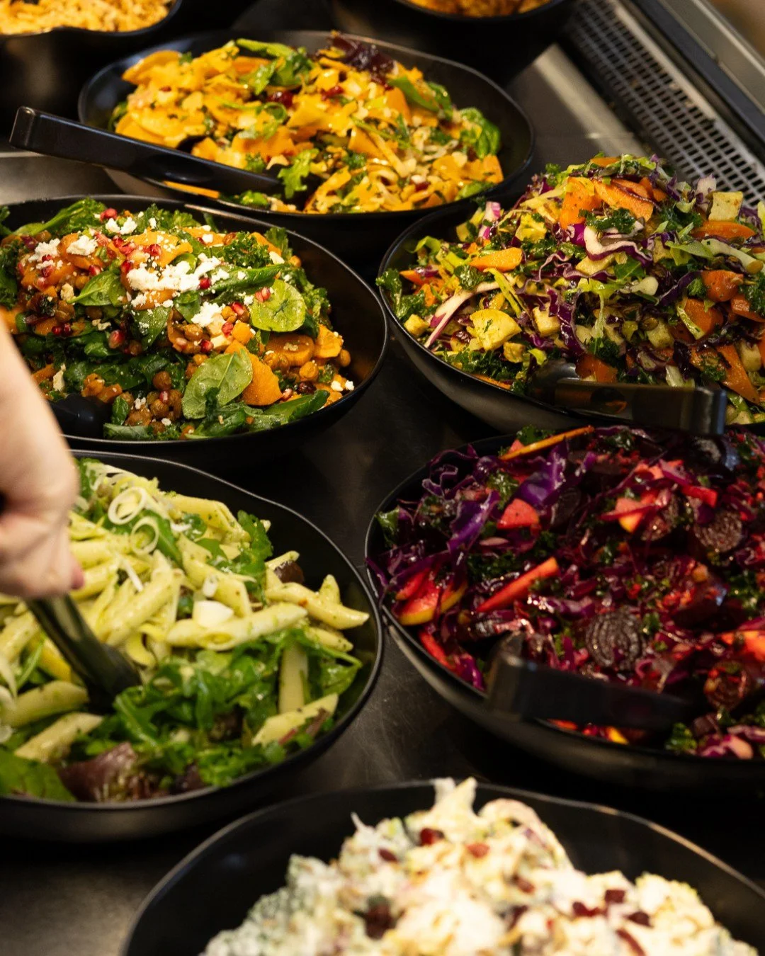 🥗 𝐇𝐕𝐀𝐃 𝐇𝐀𝐑 𝐃𝐔 𝐋𝐘𝐒𝐓 𝐓𝐈𝐋 𝐈 𝐃𝐀𝐆?
Hos Things Deli laver vi salatbaren frisk hver eneste morgen – med sæsonens sprødeste grønt, gode toppings og hjemmerørte dressinger 💛
Det er mad, der smager af no