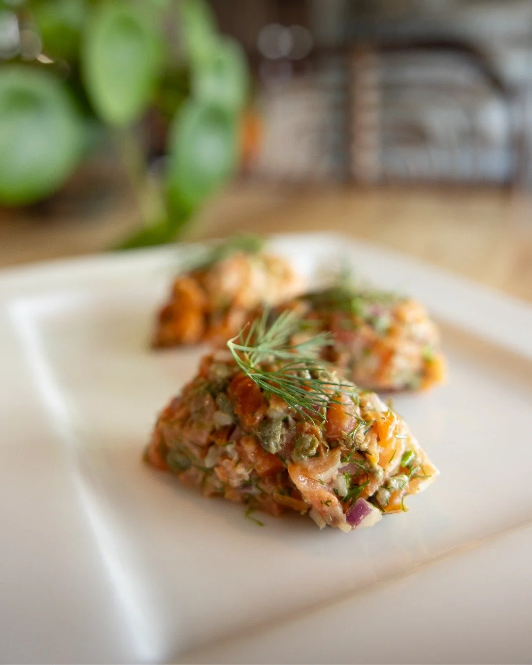 🎄𝐓𝐀𝐓𝐀𝐑-𝐓𝐑𝐄𝐀𝐓 𝐓𝐈𝐋 𝐃𝐈𝐍𝐄 𝐉𝐔𝐋𝐄𝐆Æ𝐒𝐓𝐄𝐑🐟✨
Laksetatar, som en del af vores julefrokostmenu – frisk, cremet og fuld af smag.
Perfekt som forret, en del af frokostbordet eller bare til dig, der elsker lidt luksus p&ari
