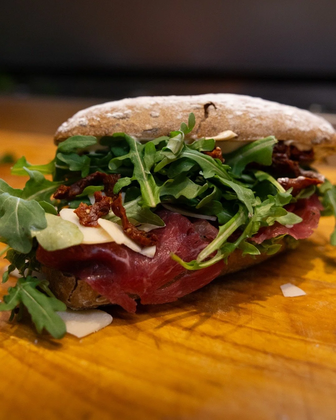 🥪 𝐒𝐈𝐃𝐒𝐓𝐄 𝐂𝐇𝐀𝐍𝐂𝐄 𝐅𝐎𝐑 𝐂𝐀𝐑𝐏𝐀𝐂𝐂𝐈𝐎!
Du kan stadig nå at få månedens sandwich – med carpaccio, rucola, parmesan og alt det gode ✨
Kom forbi og nap en med hjem 💛
#ThingsDeli #MånedensSandwich #Carpa
