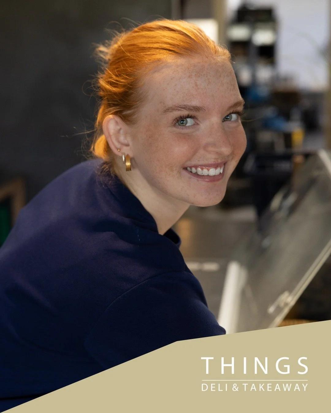 𝐒𝐈𝐆 𝐇𝐄𝐉 𝐓𝐈𝐋 𝐀𝐍𝐍𝐄 💛

22 &aring;r, ny i byen &ndash; og allerede en fast del af stemningen her hos Things Deli ✨

Hun bor en cykeltur v&aelig;k med sin k&aelig;reste og elsker mad (heldigt, ikke?) 🥗🥪🧀

Anne beskriver det selv som at ar