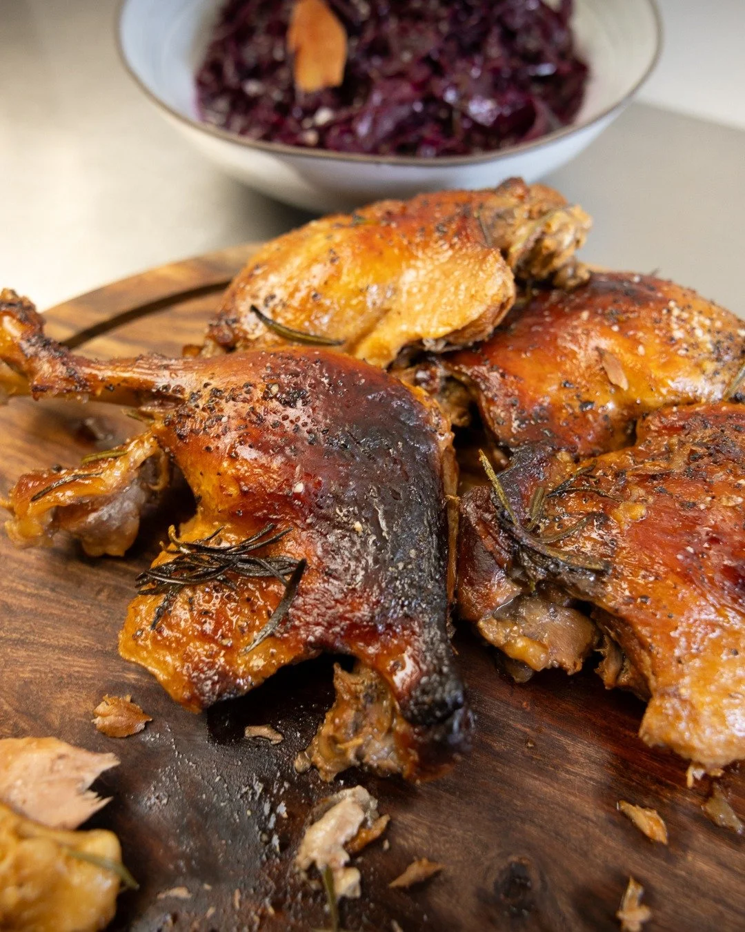 🔔 𝐒𝐢𝐝𝐬𝐭𝐞 𝐮𝐝𝐤𝐚𝐥𝐝!

I morgen er sidste chance for at bestille Mortens Aften and hos Things Deli 🦆💛

And, kartofler, r&oslash;dk&aring;l, sovs &ndash; klar til at blive varmet og nydt hjemme.
Tilk&oslash;b risalamande, hvis det skal v&ael