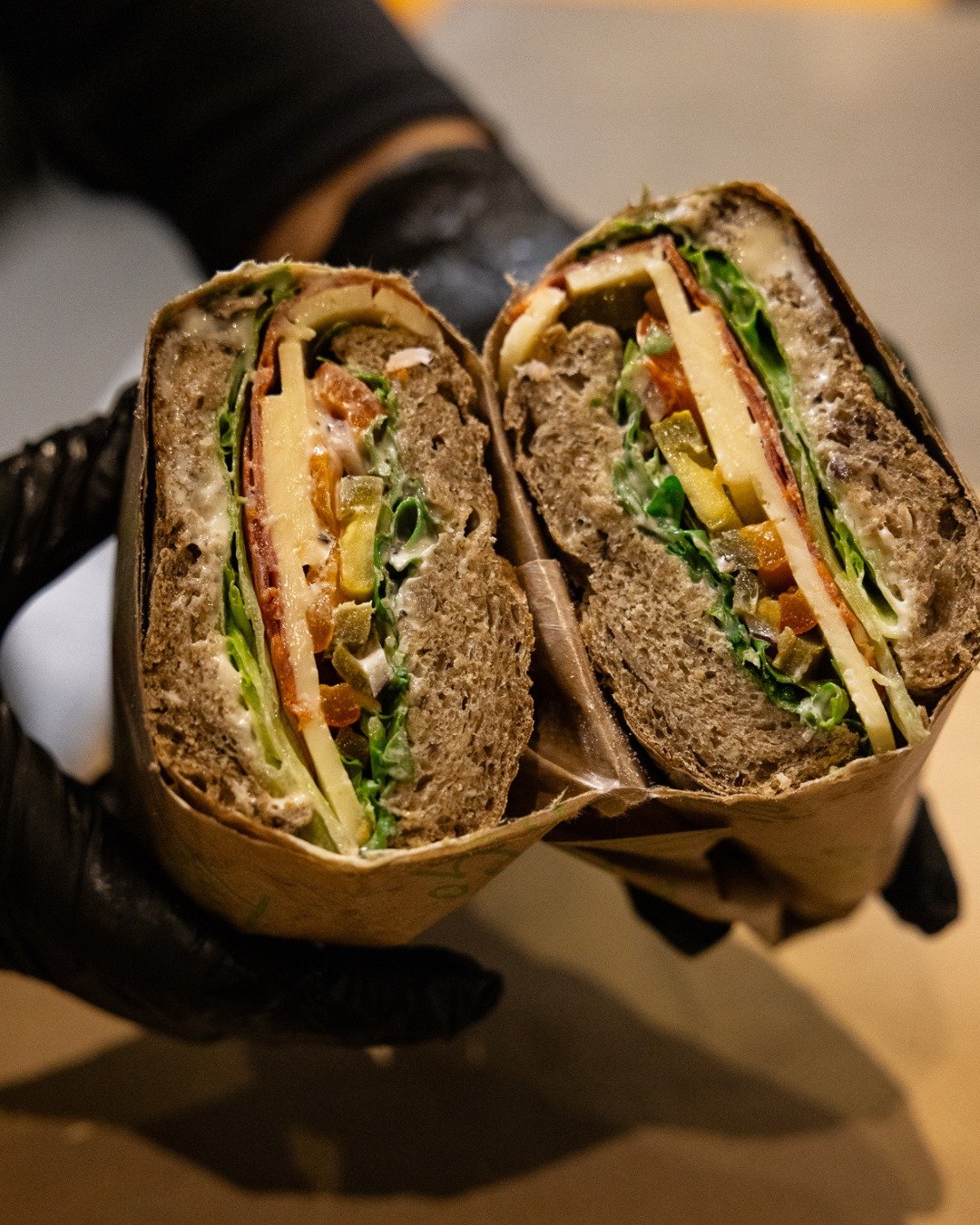 𝐌𝐀̊𝐍𝐄𝐃𝐄𝐍𝐒 𝐇𝐈𝐓 &ndash; 𝐇𝐀𝐑 𝐃𝐔 𝐒𝐌𝐀𝐆𝐓 𝐃𝐄𝐍? 👀

Spicy Salami har sneget sig ind og er blevet en &aelig;gte favorit blandt os p&aring; holdet 💛

Tr&oslash;ffelmayo, crispy salat, spicy salami, modnet Havarti, grillede peberfrugter