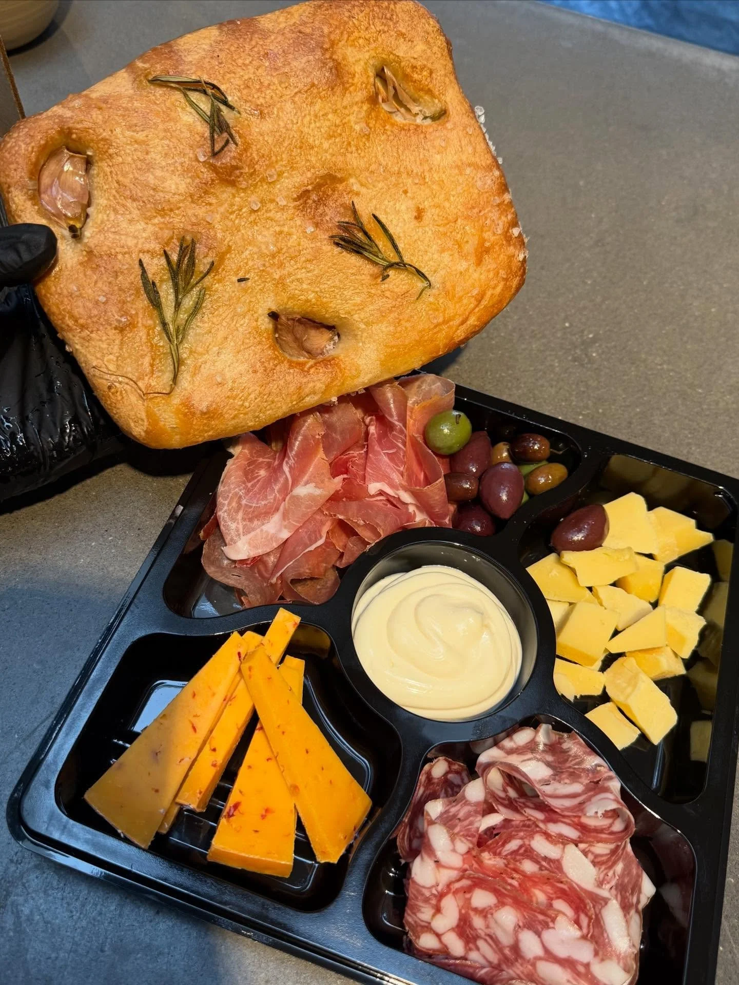 📍ENDNU EN NYHED I BUTIKKEN 💥 

Vi har lavet en mini tapas platte som en let frokost til 2 personer, lidt hyggeligt til en flaske vin eller blot noget man kan g&aring; og snacke af derhjemme 😋 

Platten indeholder 2 oste, 2 charcuteri, oliven, aiol