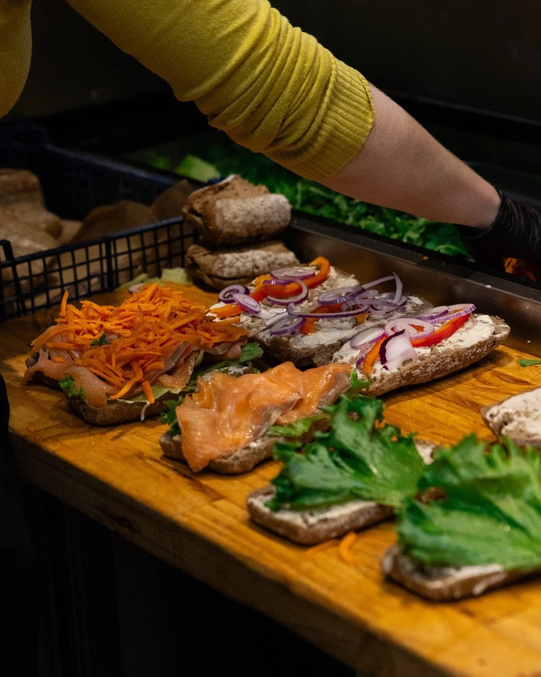 𝐇𝐀𝐑 𝐃𝐔 𝐒𝐌𝐀𝐆𝐓 𝐕𝐎𝐑𝐄𝐒 𝐋𝐀𝐊𝐒𝐄𝐒𝐀𝐍𝐃𝐖𝐈𝐂𝐇?🐟

Mild, koldr&oslash;get laks m&oslash;der peberrods-aioli med lidt kant 🧄

Vi topper med spr&oslash;de gr&oslash;ntsager &ndash; r&oslash;dl&oslash;g, r&oslash;d peber, gulerod &ndash; 