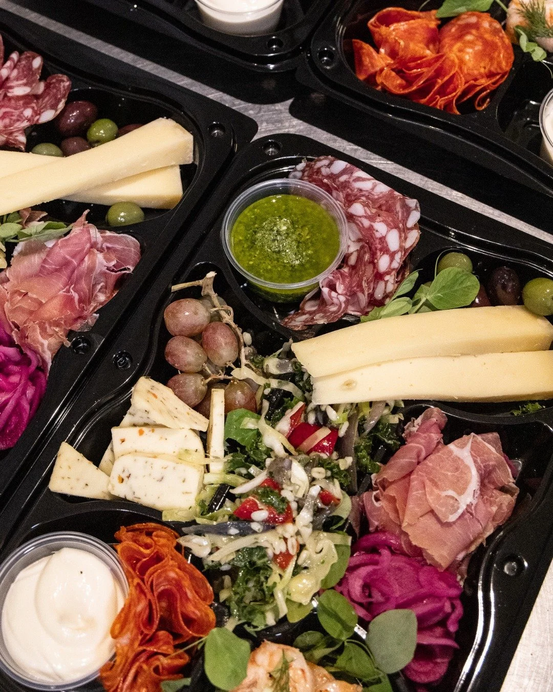 𝐓𝐚𝐩𝐚𝐬 𝐭𝐨-𝐠𝐨 &ndash; 𝐥𝐢𝐠𝐞 𝐭𝐢𝐥 𝐚𝐭 𝐭𝐚𝐠𝐞 𝐦𝐞𝐝 𝐡𝐣𝐞𝐦 🧀

Vores tapas i engangsbakke er pakket med smag:

3 slags charcuteri, 2 slags ost, ugens fisk eller pat&eacute;, aioli, pesto, salat/kartoffelvariant, garniture og br&oslash