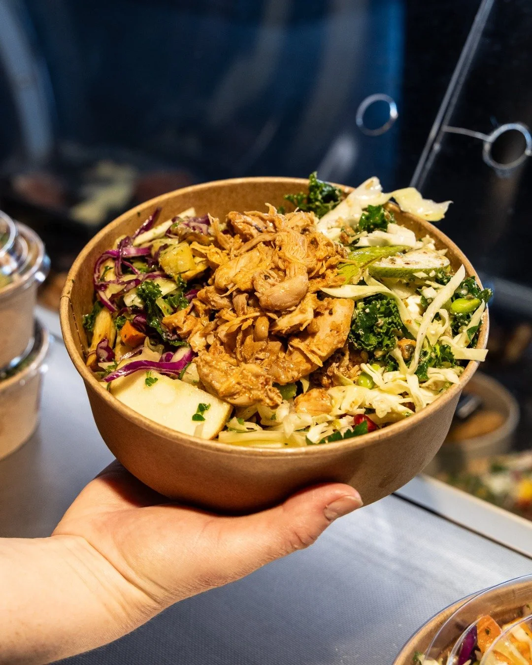 Skal du have lagt en god (og gr&oslash;n) bund inden julemaden? 🥗✨

Vi har fyldt salatbaren med spr&oslash;de, friske favoritter &ndash; klar til at tage med hjem eller nyde p&aring; farten 💚

#ThingsDeli #Salatbar #Gr&oslash;ntErSk&oslash;nt #Eg&a