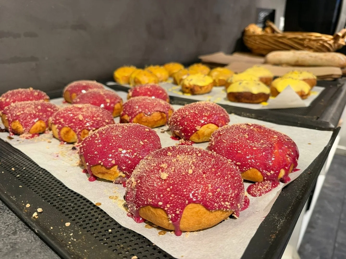 💛🎊FASTELAVNSBOLLER FRA KL 11.00 🎊🩷

Vi er klar n&aring;r vi &aring;bner kl 11.00 med vores hjemmelavet fastelavnsboller! Passionsfrugt eller skovb&aelig;r? Det er op til dig, men vent ikke for l&aelig;nge. Vi har kun lavet et begr&aelig;nset anta