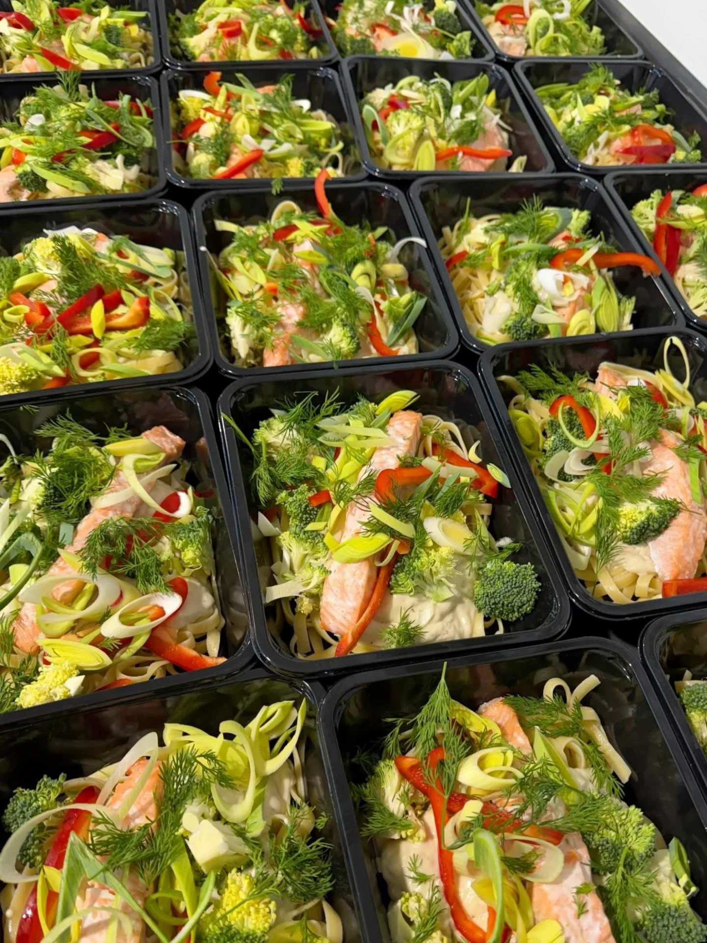 🌟👌🏽 UGENS RET 👌🏽🌟

Maria har tryllet med en efterspurgt ret - Bagt laks m/ hvidvinssauce, pasta, friske gr&oslash;ntsager &amp; dild 😍 

Pris 95,- 

Ring ind p&aring; 72170230 for at f&aring; lagt til side ☎️ 

Vi ses i butikken 💛