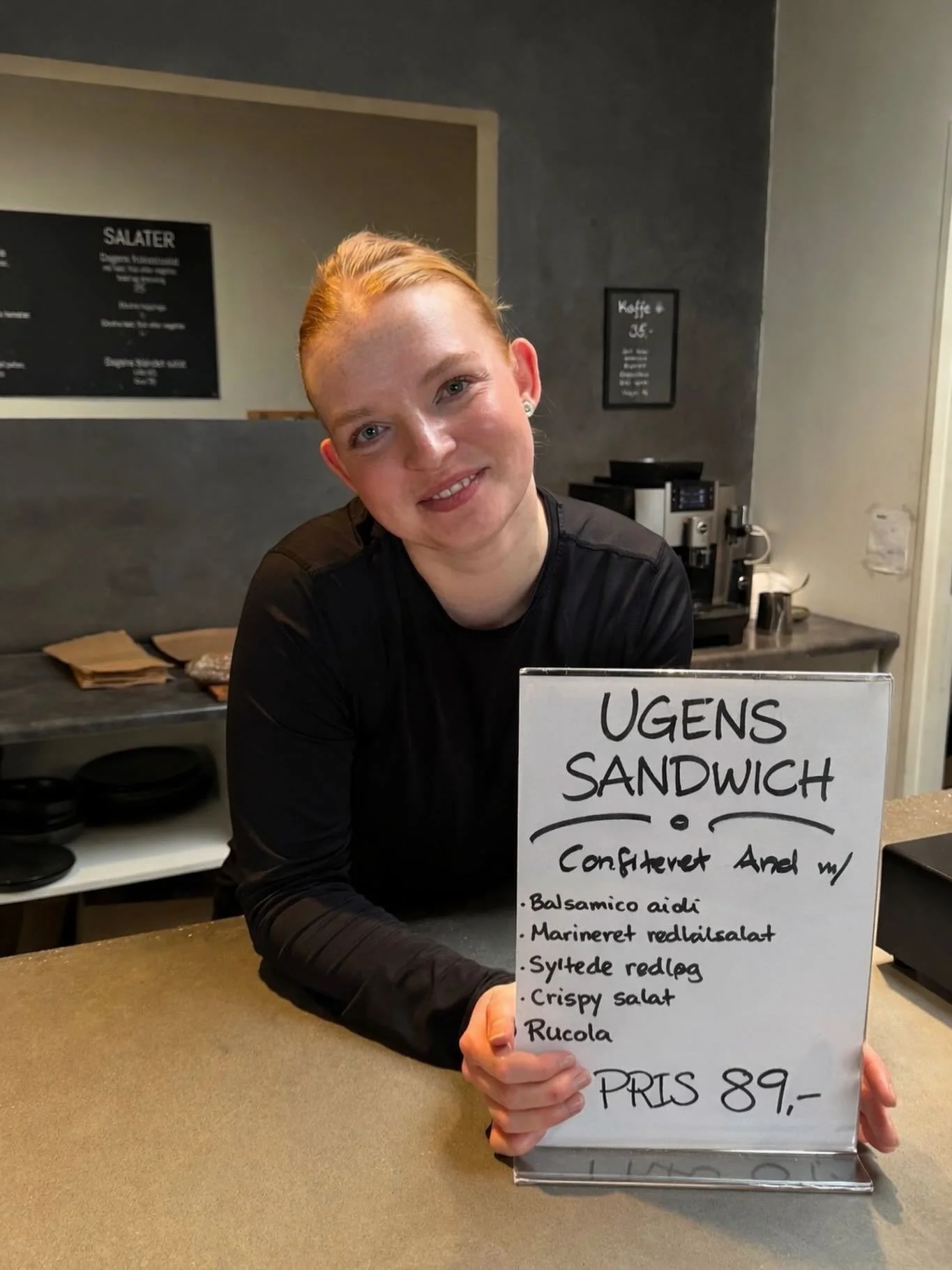 🌟 NYHED I MARTS 🌟

Hele marts k&oslash;rer vi med Ugens Sandwich 🤩
Denne mandag kan vi pr&aelig;sentere en gammel kending - nemlig Confiteret And 🦆 I var vilde med den og vi lovede at i nok skulle f&aring; den at se igen inden l&aelig;nge - s&ari