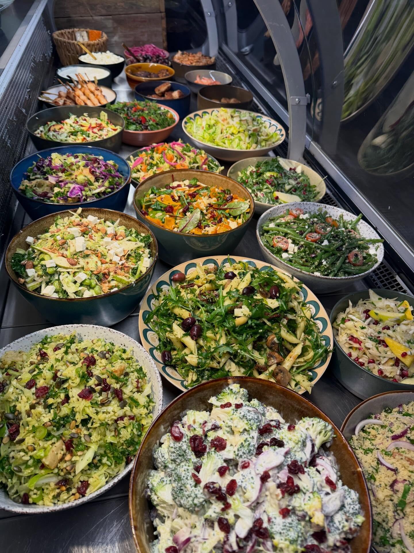 Salatbaren er sp&aelig;kket op med l&aelig;kre salater i dag - og selvf&oslash;lgelig er vi klar med en masse friske sandwich hele dagen. K&oslash;rer du p&aring; skiferie i dag eller i morgen, er det en perfekt nem og l&aelig;kker frokost at have me