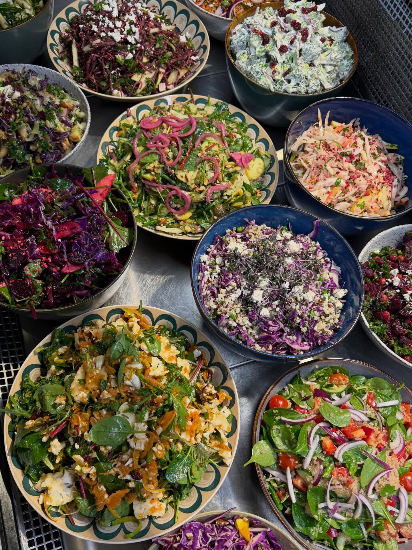 Salatbaren er fyldt til renden med l&aelig;kre salater i dag 😍 kom forbi butikken 11-19, vi ses 🌟