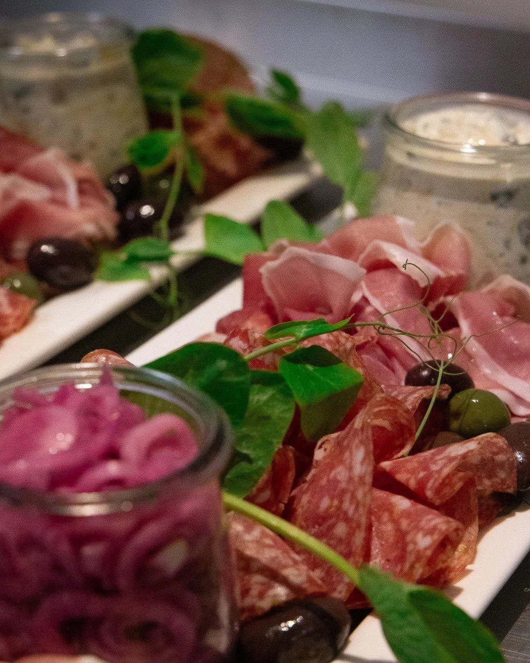 Skal du holde f&oslash;dselsdag, fejre noget stort &ndash; eller bare fork&aelig;le dine g&aelig;ster lidt ekstra? 💛

Vores anretninger er bygget op omkring det kolde bord, s&aring; du kan l&aelig;ne dig tilbage, nyde maden og v&aelig;re sammen med 