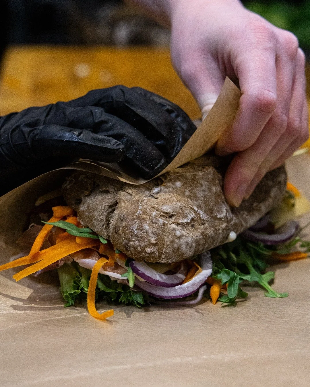 𝐍𝐨𝐠𝐞𝐭 𝐟𝐫𝐢𝐬𝐤𝐭 𝐨𝐠 𝐬𝐮𝐧𝐝𝐭 𝐭𝐨-𝐠𝐨? 👀🥪

Snup en sandwich med gode r&aring;varer, spr&oslash;dt br&oslash;d og masser af smag 💛