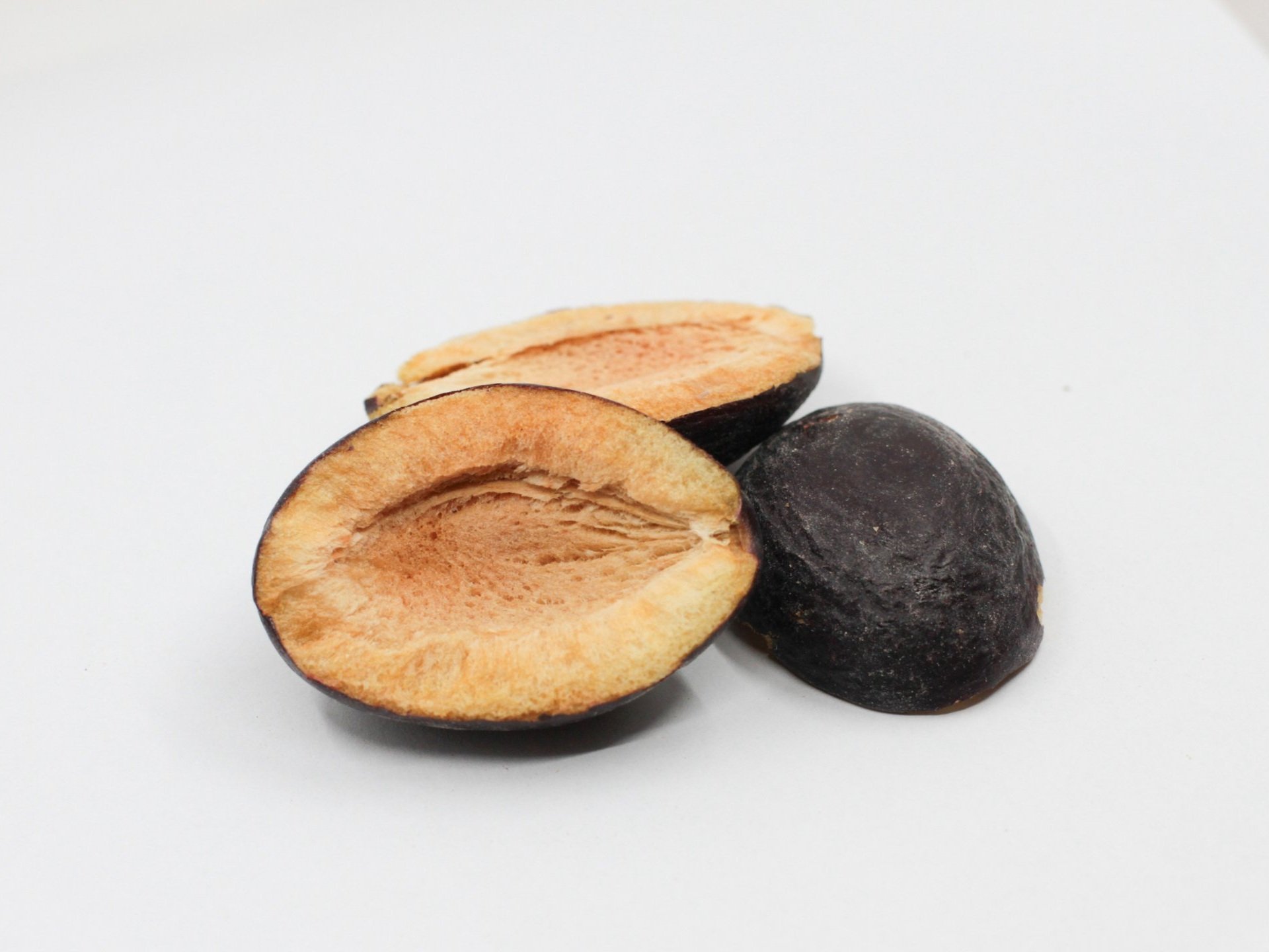 Freeze-dried plum halve
