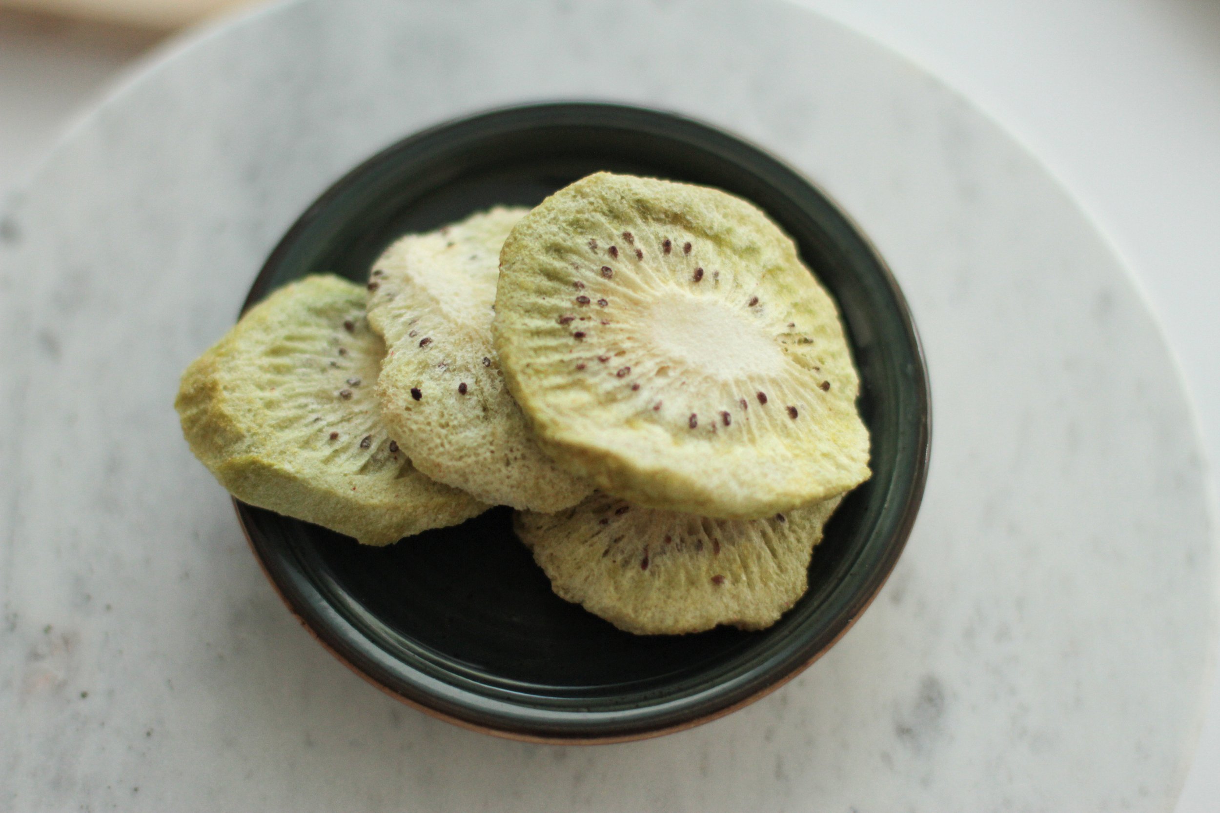 Freeze-dried kiwi slices