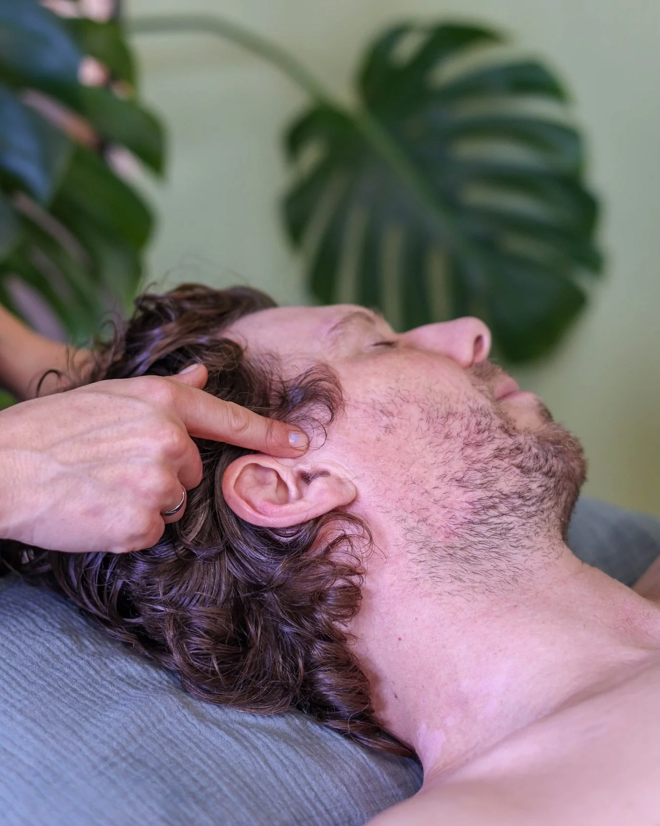 The ears are one of my favourite places to focus on in a massage 👂🏼

In Ayurveda, Marma points are tiny gateways of energy found all over the body.
They connect your physical body with your mind and nervous system, and when they&rsquo;re activated 