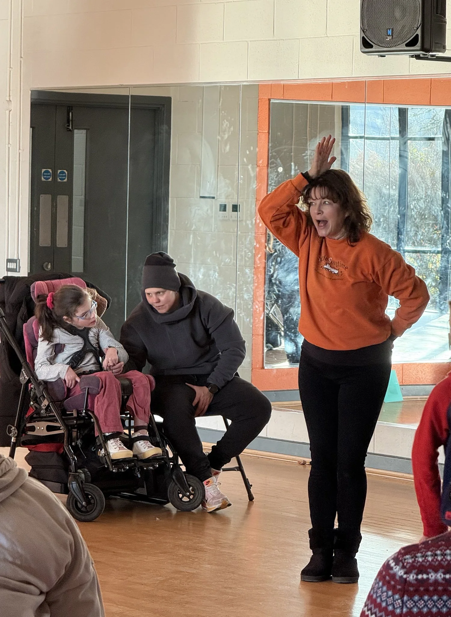 F6IT_Surrey_Charity_Disabled_additional_Needs_Children_Sport_Clubs_Leisure_Support_Family_Friends_Support_Suzie_Sings_Signs_Songtime1.jpg
