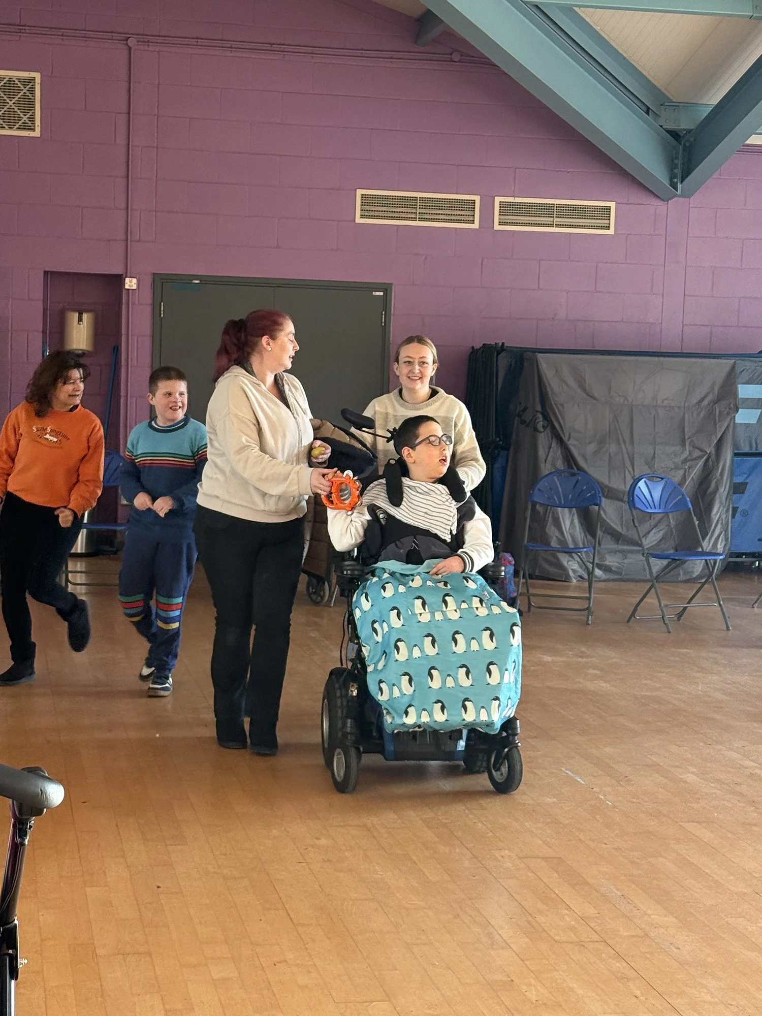 F6IT_Surrey_Charity_Disabled_additional_Needs_Children_Sport_Clubs_Leisure_Support_Family_Friends_Support_Suzie_Sings_Signs_Songtime3.jpg
