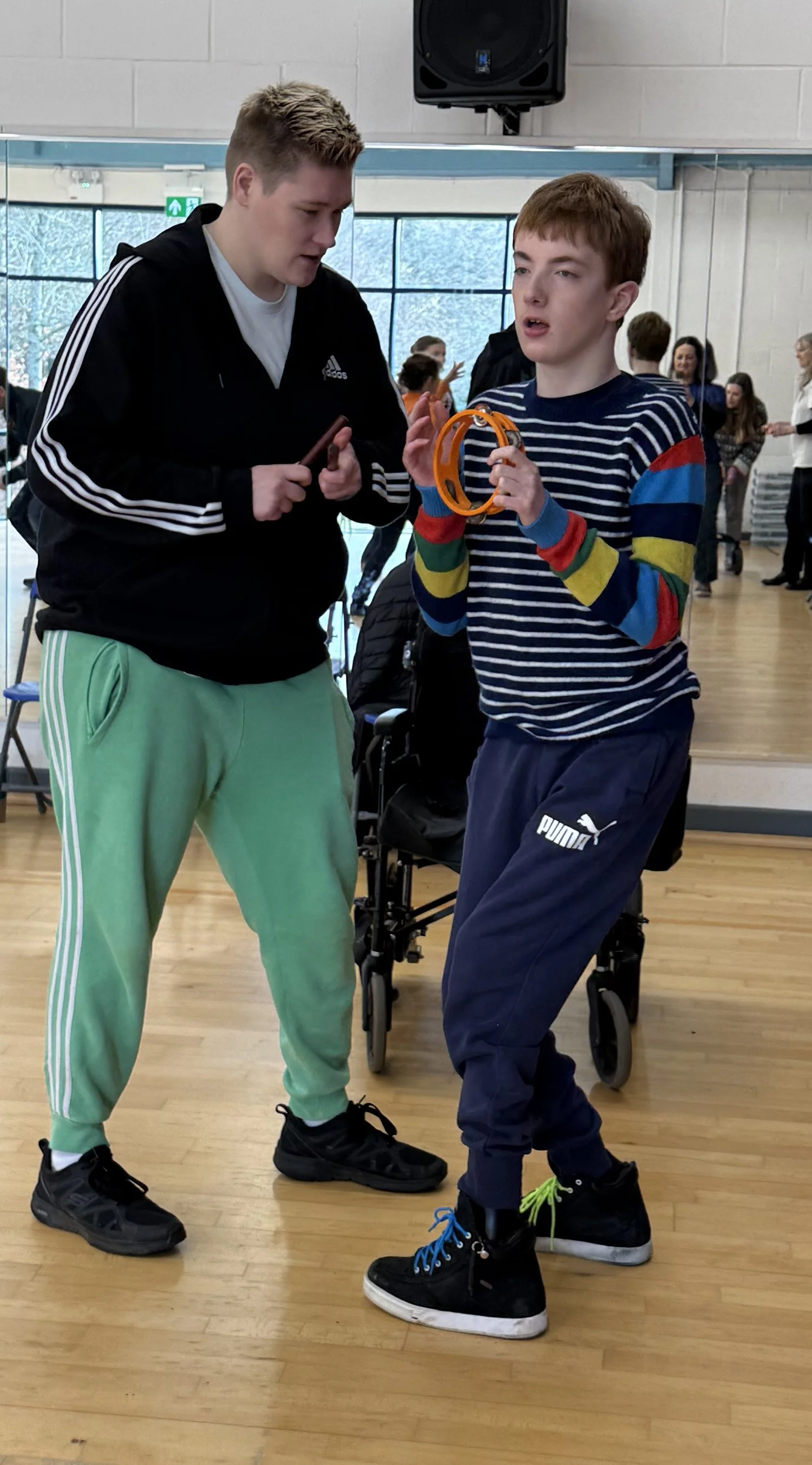 F6IT_Surrey_Charity_Disabled_additional_Needs_Children_Sport_Clubs_Leisure_Support_Family_Friends_Support_Suzie_Sings_Signs_Songtime6.jpg