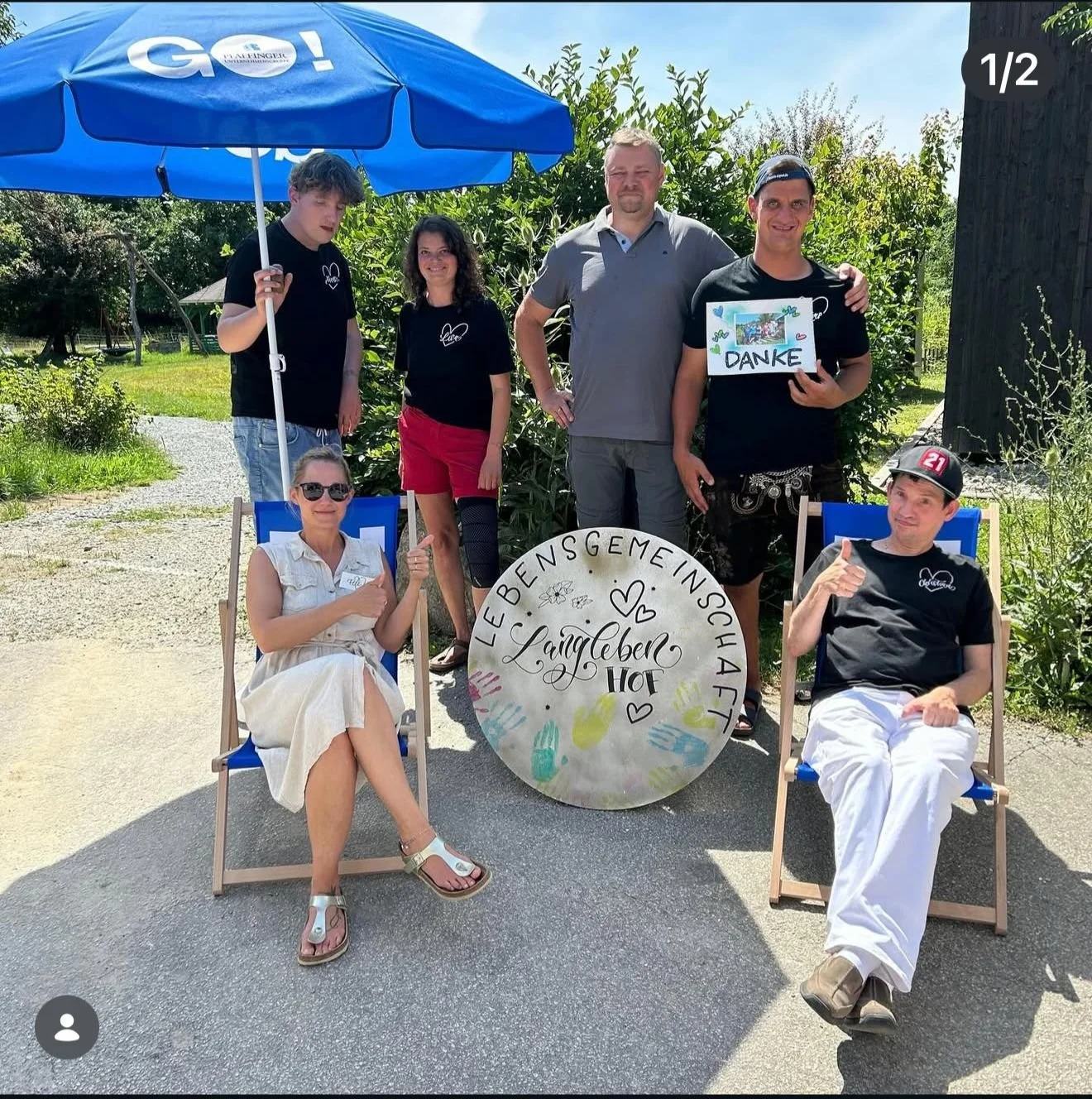 Danke Firma Pfaffinger für die Liegestühle und den Sonnenschirm! Da fühlen wir uns gleich wie im Urlaub!