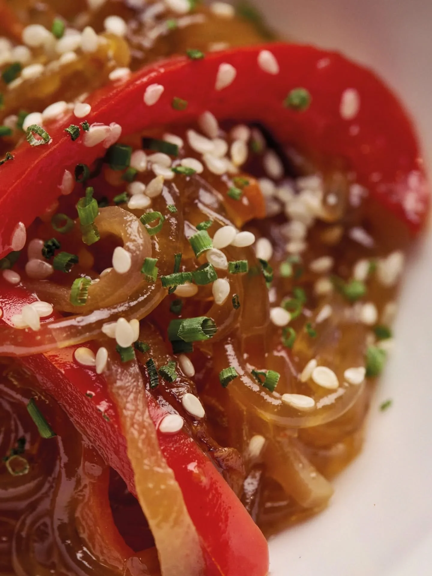 Les Dangmyeon et leur transparence ont quelque chose de magique. On retrouve ces nouilles de patate douce ambr&eacute;es dans le japchae de ce menu.

Le Japchae signifie litt&eacute;ralement en cor&eacute;en &laquo; l&eacute;gumes m&eacute;lang&eacut
