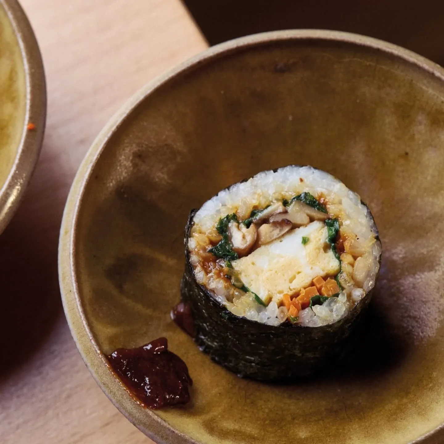 🌿 Gimbap de l&eacute;gumes frais et lacto :

Rouleau de riz cor&eacute;en envelopp&eacute; d&rsquo;algue s&eacute;ch&eacute;e, o&ugrave; chaque feuille, chaque grain, capture la fra&icirc;cheur du vivant.

🥢 &ldquo;Gim&rdquo; pour l&rsquo;algue, &l