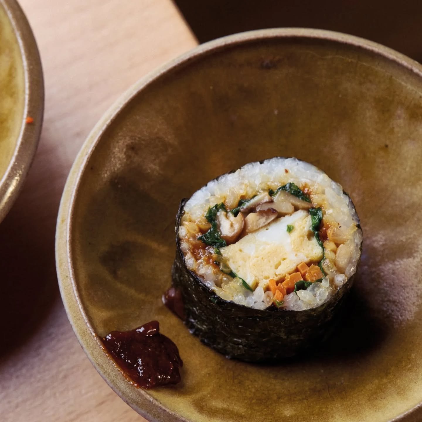 🌿 Gimbap de l&eacute;gumes frais et lacto :

Rouleau de riz cor&eacute;en envelopp&eacute; d&rsquo;algue s&eacute;ch&eacute;e, o&ugrave; chaque feuille, chaque grain, capture la fra&icirc;cheur du vivant.

🥢 &ldquo;Gim&rdquo; pour l&rsquo;algue, &l