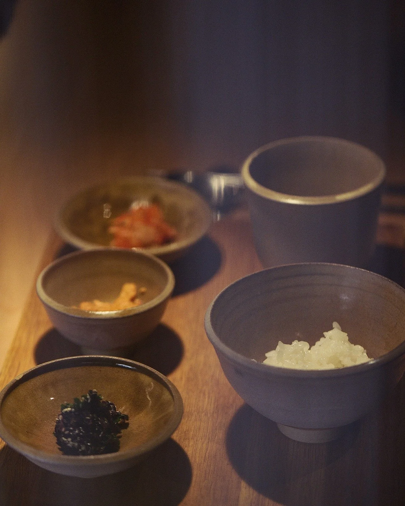 Au c&oelig;ur de la table, le banchan garde sa place ✨

Notre menu &eacute;volue chaque mois et s'adapte aux produits, a l'inspiration de l'&eacute;quipe et &agrave; la saison. Le Bansang garde sa forme mais ses ingr&eacute;dients changent. Il se com
