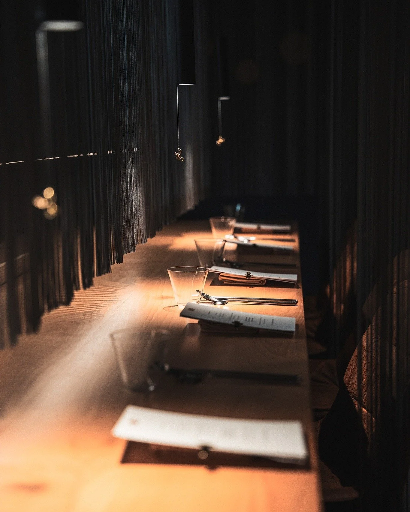 La salle est encore vide.
Silencieuse. Pr&ecirc;te. 

Un nouveau menu arrive. Tr&egrave;s bient&ocirc;t.
Et les premi&egrave;res tables ont toujours quelque chose de diff&eacute;rent. 

12 places. 120 minutes. 12 actes. 
Si vous voulez le d&eacute;co