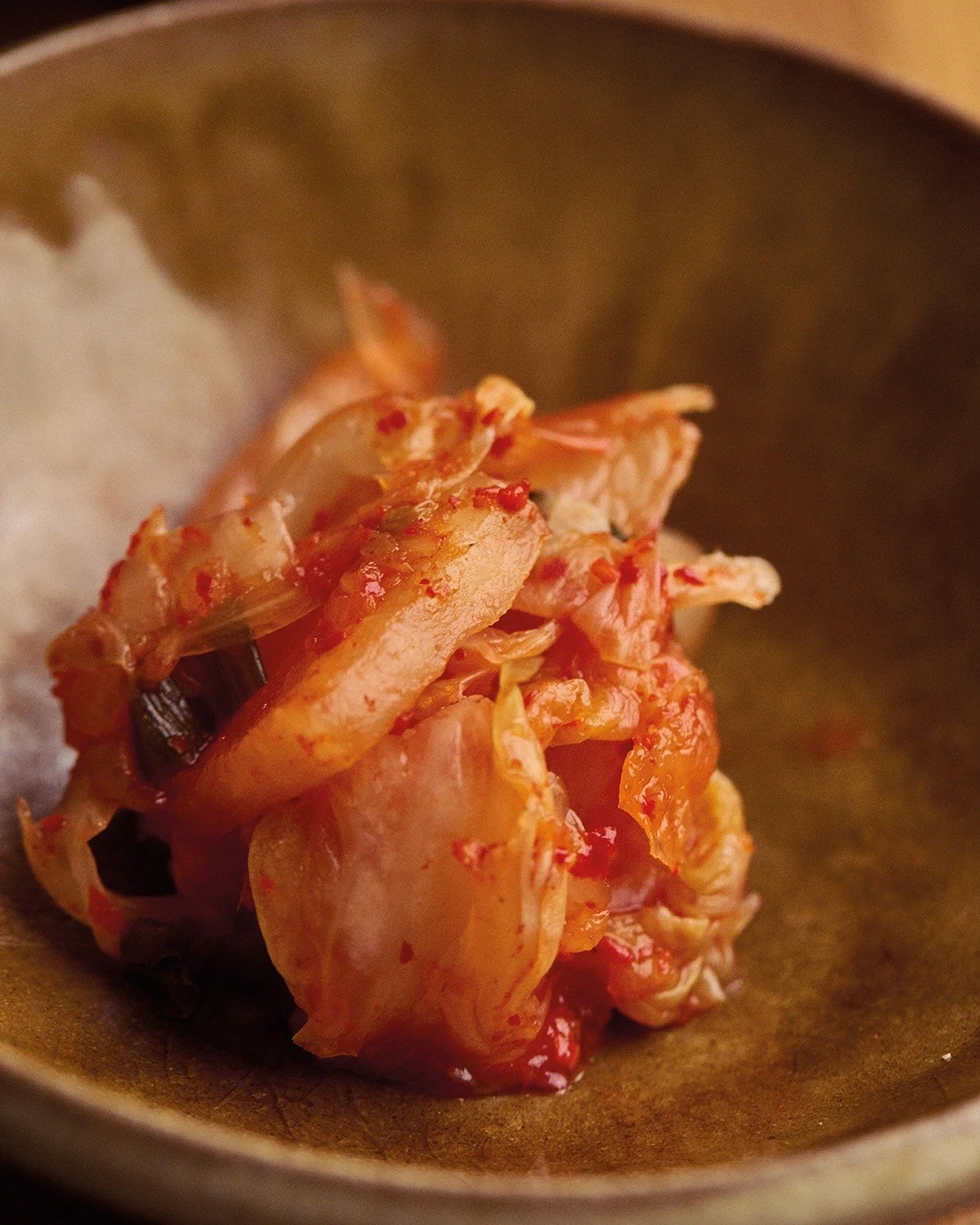 Notre kimchi change avec la saison. 
Parfois tr&egrave;s classique. Parfois au chicon. 
Ce n'est pas une recette : c'est une m&eacute;moire.

Il rappelle les voyages du chef en Cor&eacute;e. Le workshop avec Jeong Kwan &agrave; L'air du temps.

Il no