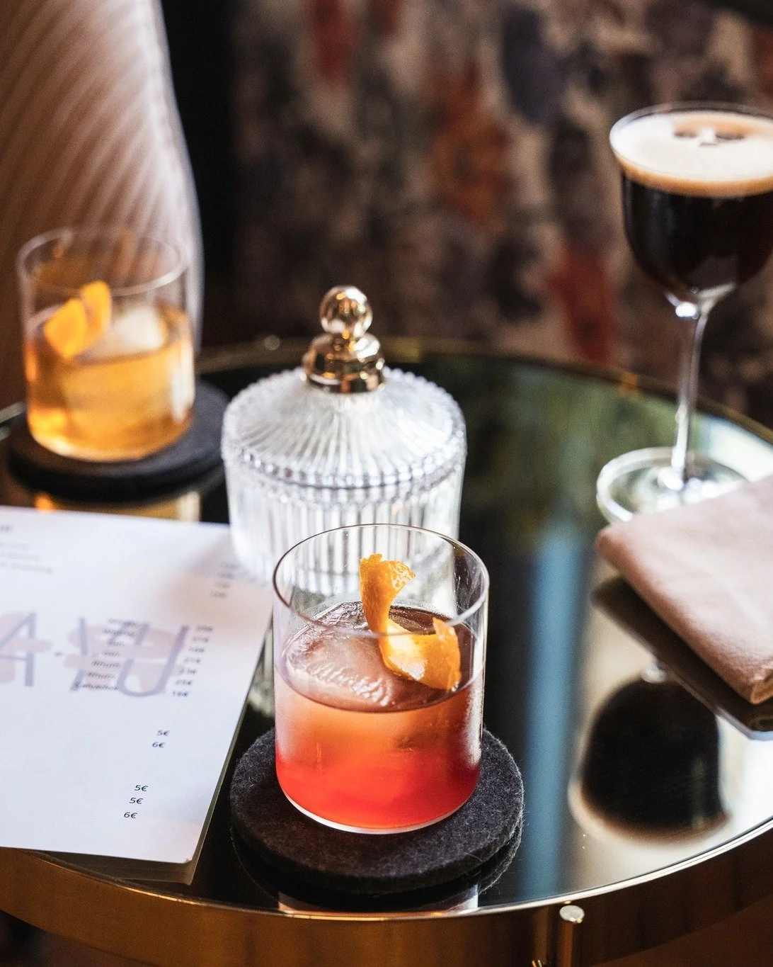 Le rideau tombe en 120 minutes 
Mais l&rsquo;&eacute;pilogue se joue ailleurs ✨

Certaines rumeurs parlent d&rsquo;une pi&egrave;ce discr&egrave;te 
Un fauteuil qui vous retient 
Trois cocktails sur une table basse 🍸

Le Negroni au gochujang 🌶️
Jus