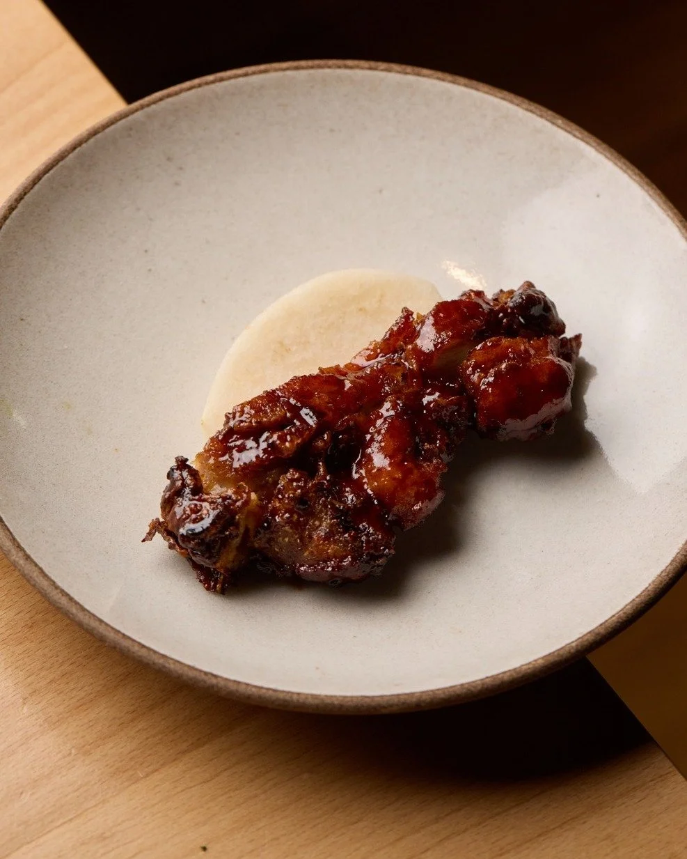 Justesse et gourmandise: Une question d'&eacute;quilibre. 
La viande laqu&eacute;e croustillante et juteuse du poulet frit Cor&eacute;en.
Et la poire nashi. Brutte. Qui lui r&eacute;pond. 
Une bouch&eacute;e apr&egrave;s l'autre...

" Comfort Fo