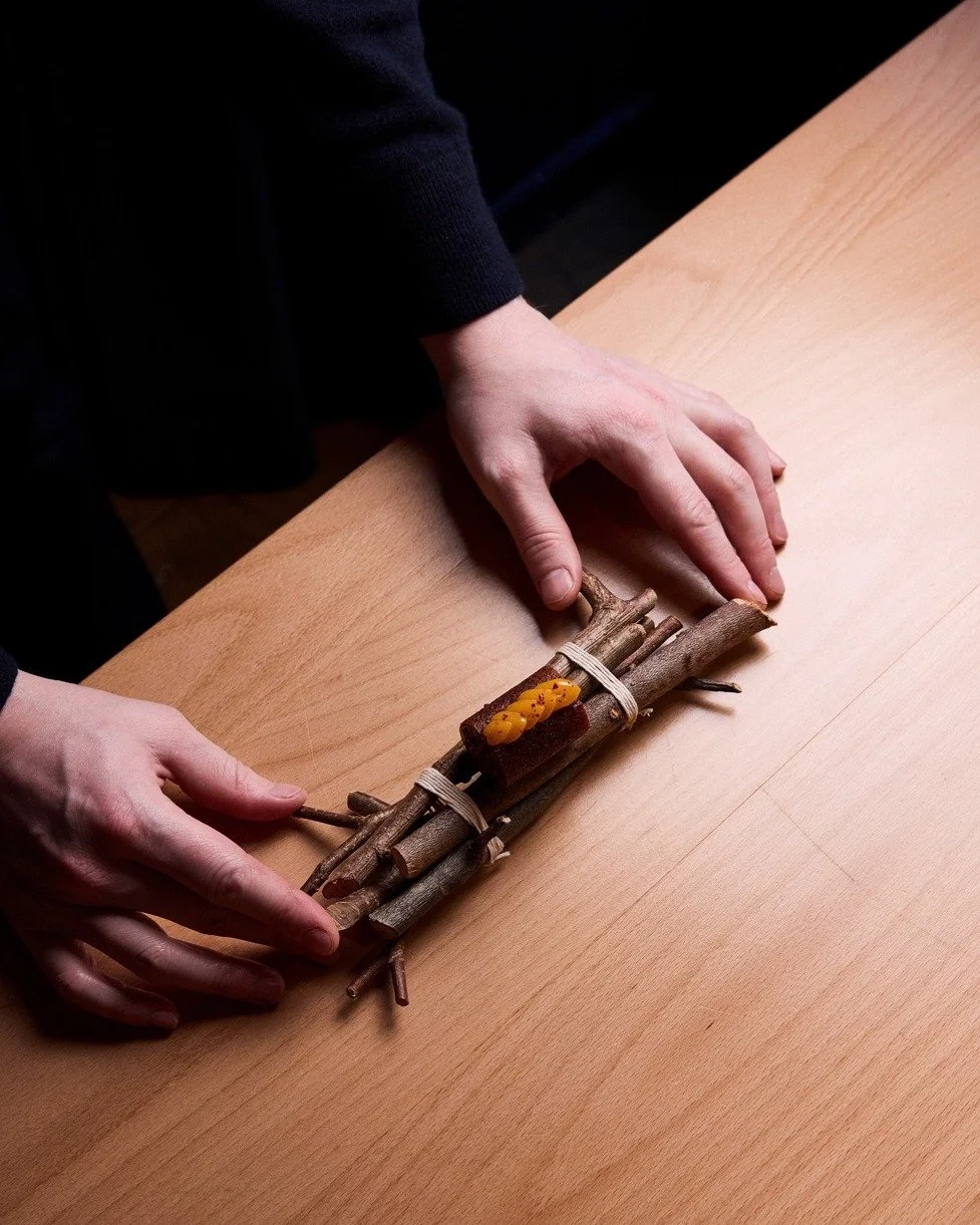 Meat you half way 

Un cigare croustillant garni de yukhoe, puis termin&eacute; par une cr&egrave;me de jaune d&rsquo;&oelig;uf qui reprend les codes du tartare "classique".
&Agrave; ses c&ocirc;t&eacute;s, une gueuze lambic de chez Drie Fo