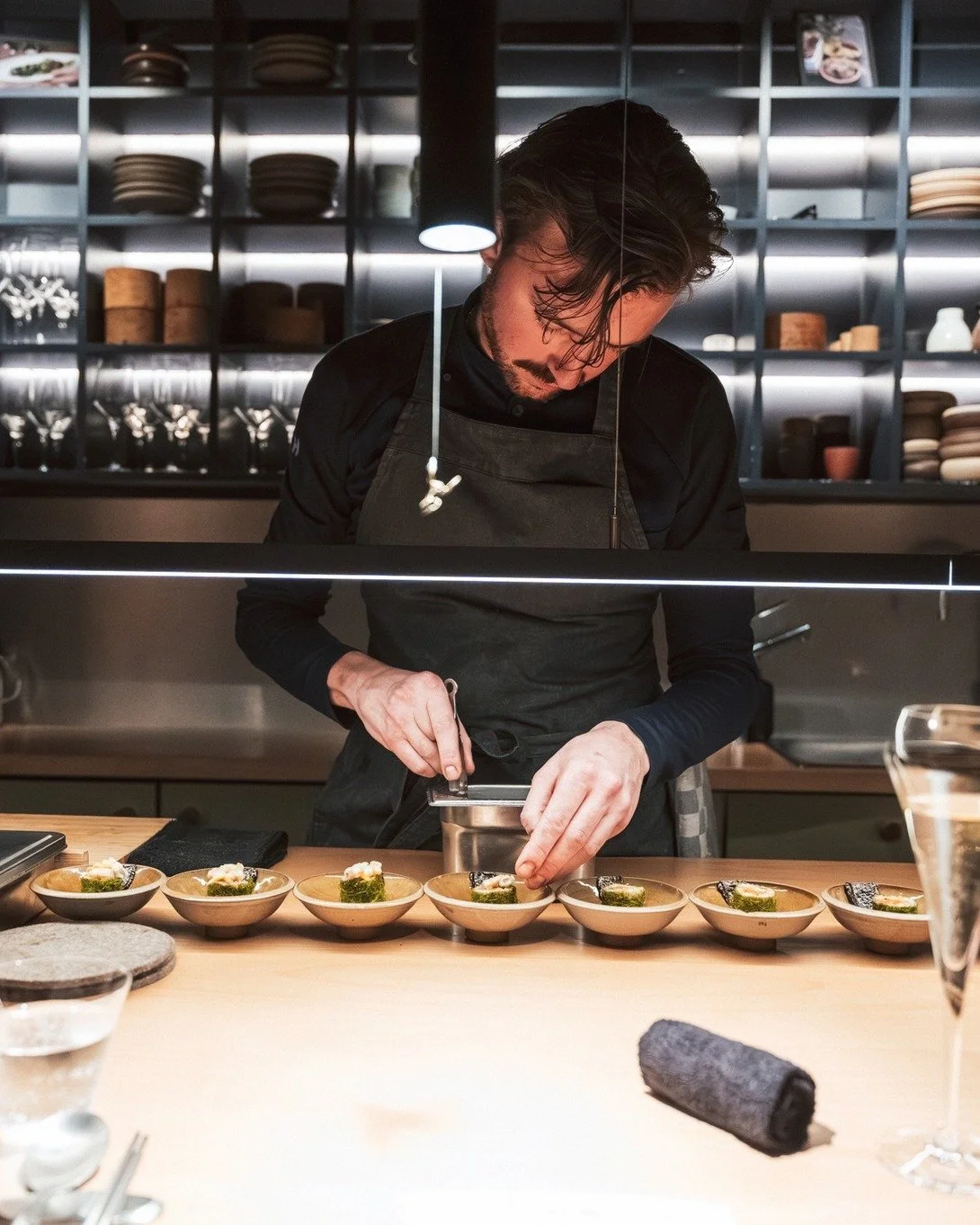 12 convives. 120 minutes.

Ce n&rsquo;est pas un hasard : C&rsquo;est une intention.

Un comptoir pens&eacute; pour la proximit&eacute;.
Un rythme pens&eacute; pour l&rsquo;attention.
Le temps de dresser, de verser, d&rsquo;expliquer, et de laisser c