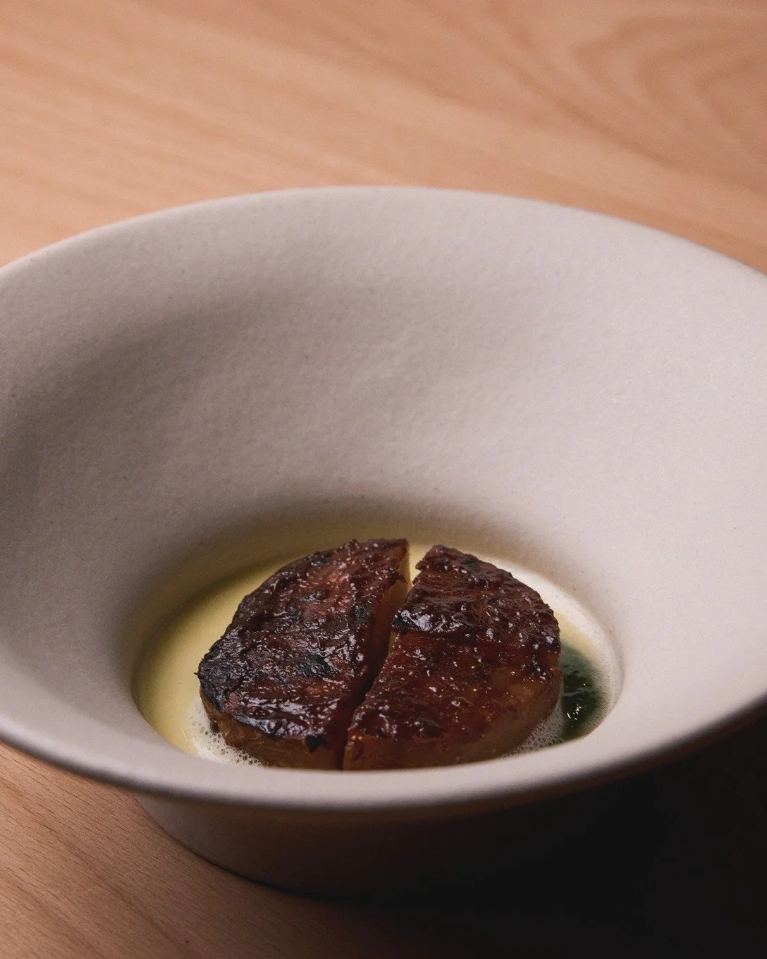 Le Go&ucirc;t des Temples est une s&eacute;rie pens&eacute;e dans le sillage de la rencontre entre San et Jeong Kwan.

Sa d&eacute;clinaison dans ce menu : 
un palais de c&eacute;leri au barbecue,
servi avec un jus vert et un jus lacto.

Une assiette