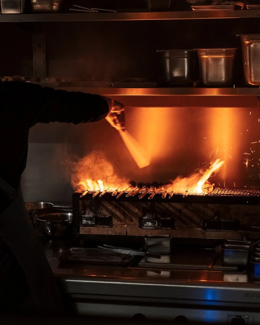 Au plus pr&egrave;s de la flamme,
tout se joue dans l&rsquo;instant.
La tension du feu.
La pr&eacute;cision du geste.

---

Close to the flame,
everything happens in an instant.
Fire brings the tension.
Precision holds it together.