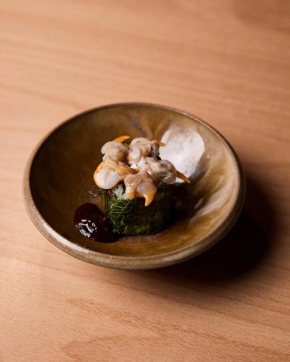 Le gimbap du moment se pare d&rsquo;une dentelle de gamtae et de coques.

L&rsquo;algue gamtae est l&rsquo;une des algues typiques de la gastronomie cor&eacute;enne. D&eacute;licate et l&eacute;g&egrave;rement sucr&eacute;e, elle apporte ici une r&ea