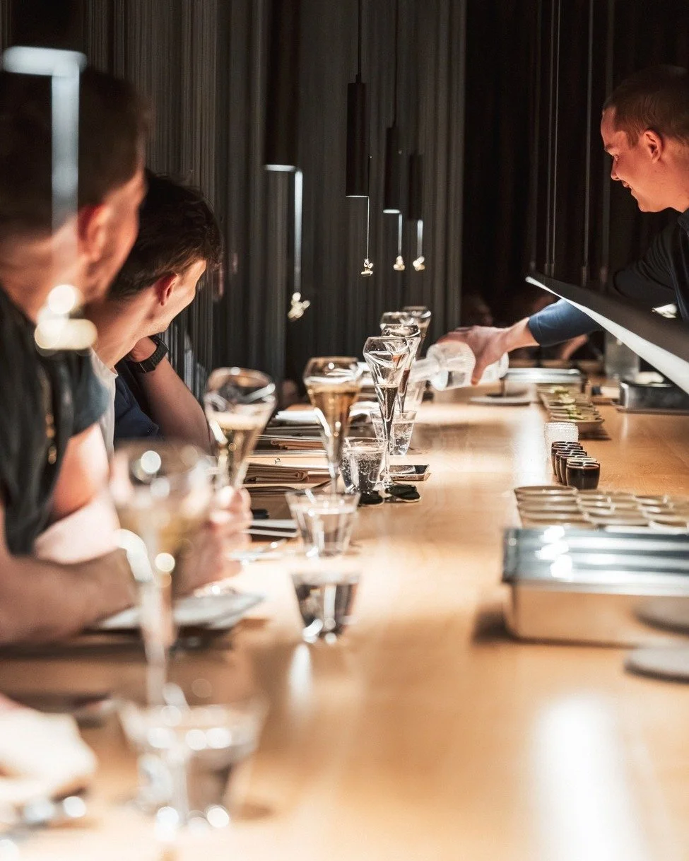 Chaque loge est au premier rang.
Chez Jayu, la lumi&egrave;re ne se contente pas d&rsquo;&eacute;clairer.
Elle choisit ce qu&rsquo;elle r&eacute;v&egrave;le.
Un geste. Une assiette. Quelques bulles.
Ou notre tuile d'algues signature.

--- 

Every box