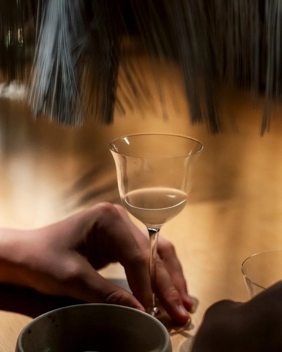 Ici, l'accord ne suit pas toujours le chemin habituel.
Parfois, c'est une Gueuze Lambic.
Parfois, un Makgeolli.
Ces fermentations vivantes qui dialoguent avec l'assiette et rythment les actes.
La d&eacute;couverte est une &eacute;vidence. Une partie 