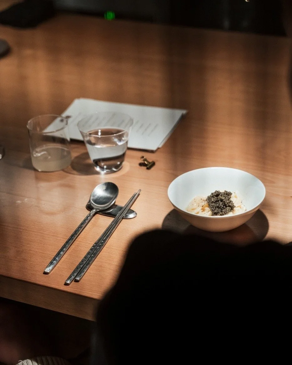 At Jayu, there is no fork. No knife.

Only a spoon.
And metal chopsticks, as in Korea.

We are told, from childhood, not to eat with our fingers.
Sometimes, you should.

A gesture.
A texture.
A closer way to meet the dish.

There is a cloth napkin, o