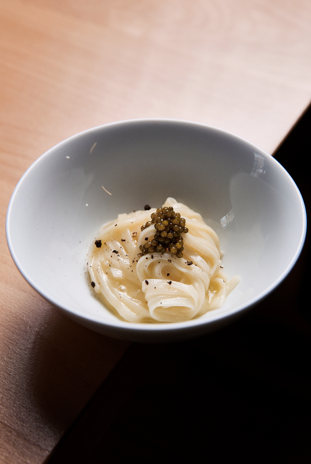 Spaghetti à la crème avec des œufs de poisson noir et du pepper