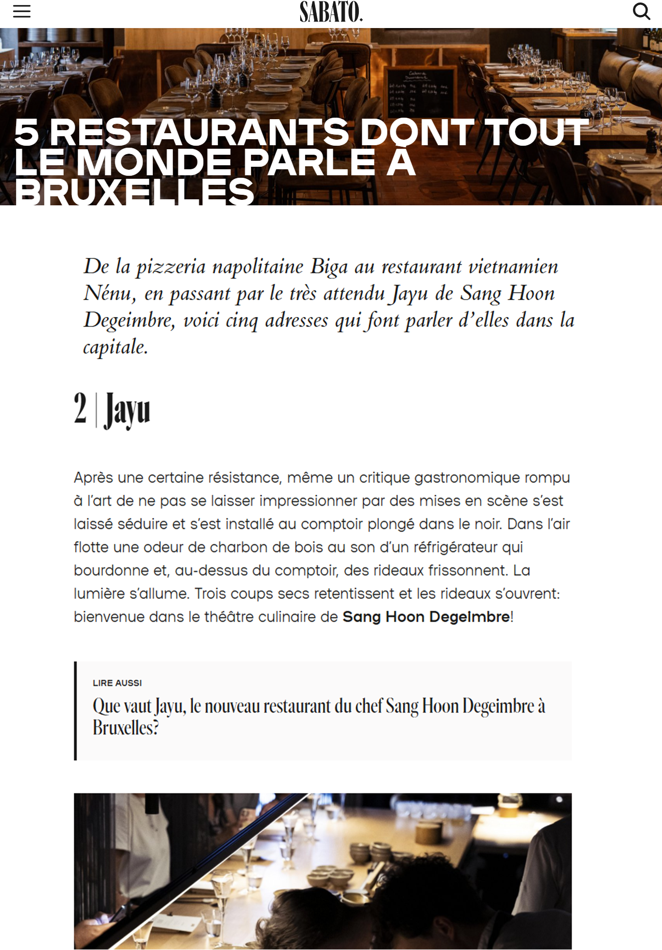 Une salle à manger d'un restaurant élégamment décoré avec des tables réglées, des verres à vin et des assiettes, prêt à accueillir des clients